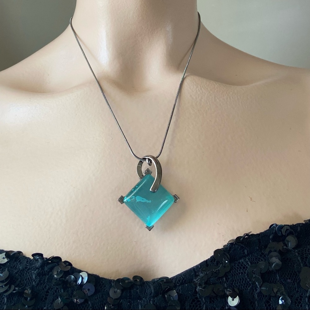Vintage woman platinum silver tone blue diamond shaped pendant necklace. used.